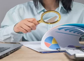 auditor revisando documentos para no cometer errores