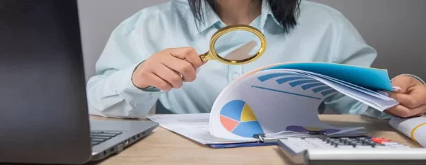 auditor revisando documentos para no cometer errores