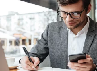 gerente-de-empresa-auditora-sacando-calculos