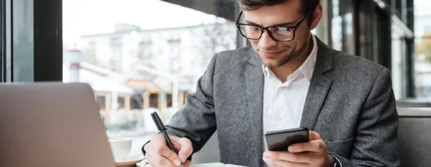 gerente-de-empresa-auditora-sacando-calculos