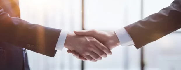 socios-dandose-la-mano