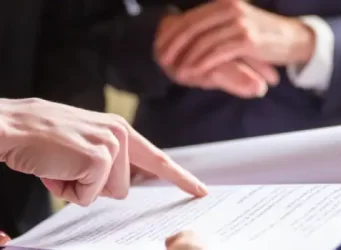 Auditoría de contratos para control y transparencia financiera.