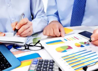 Auditores que optimizan el cierre financiero empresarial